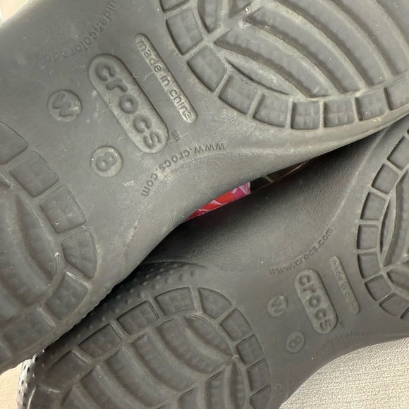 CROCS Freesail Roses Black Rubber Clogs - Picture 9 of 10